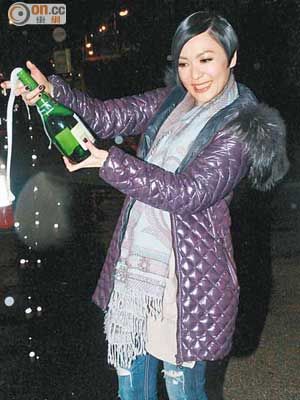 田蕊妮在电视城门外开香槟庆祝自己夺视后。