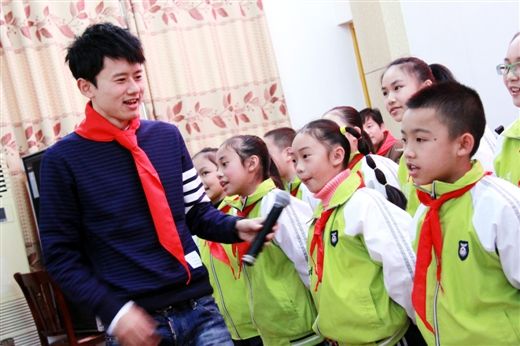 张杰跟孩子们合唱