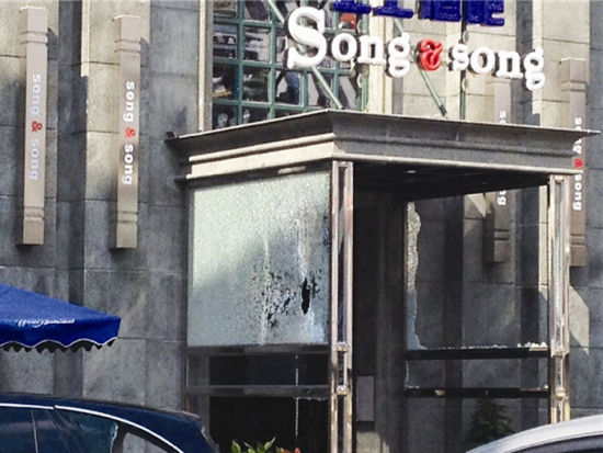 酒吧门口的走廊玻璃被砸碎。 南国早报记者 苑长军 摄 