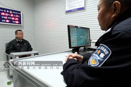 岑某（左）因涉嫌诈骗被南宁市公安局青秀分局刑事拘留。广西新闻网记者 潘晓明 摄