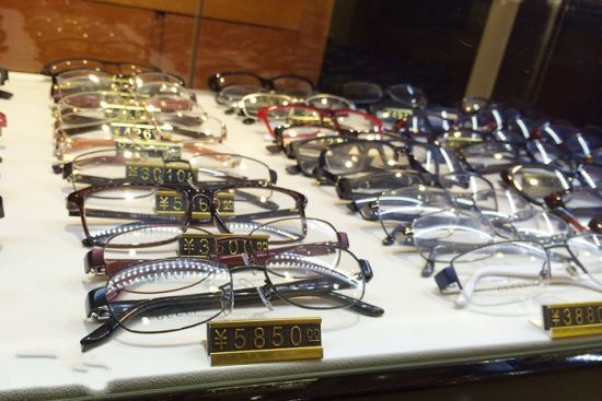 南宁市新华路一家眼镜店内，放有不少价格超4位数的镜框，有的牌子价格甚至要5850元。南国早报网-南国早报记者 邹财麟摄