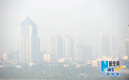 12月23日拍摄的笼罩在雾霾之中的南宁市景象。新华社记者 黄孝邦 摄