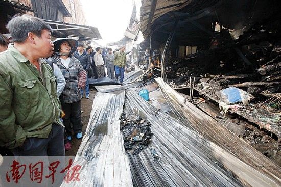 被大火烧毁的铺面。 南国早报记者 苏华 摄
