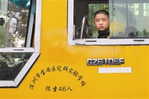 12月25日放学时，仍有不少学生乘校车回家。