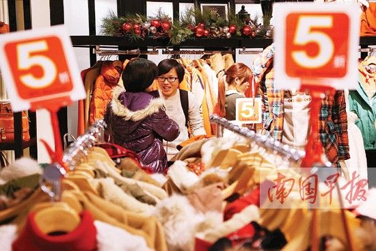南宁百盛悦荟店打折较低，消费者在选购服装。记者 唐辉吉 摄