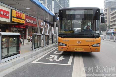 柳州快速公交BRT司机上路试车。