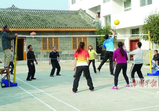 2013年12月30日下午3时38分，葡萄镇副镇长赵某（左四）等人组成的球队正在球场与对方球队打气排球。记者 邓振福 摄