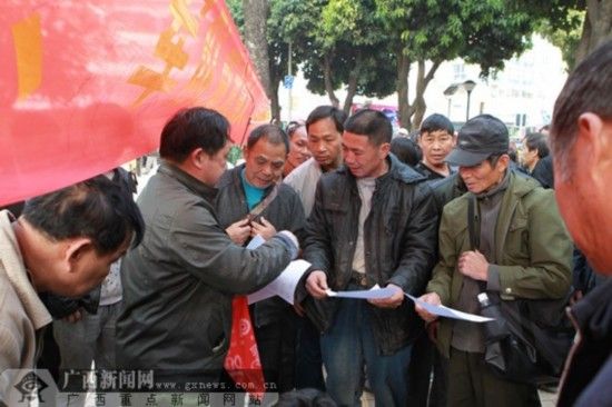 李英连邀请市民在条幅上签名支持自己上《中国梦想秀》