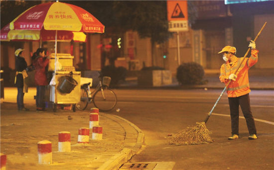 1月3日凌晨4时20分，一位环卫工在金湖路一带清扫，此时，路上行人还很稀少。图片来源：南国早报