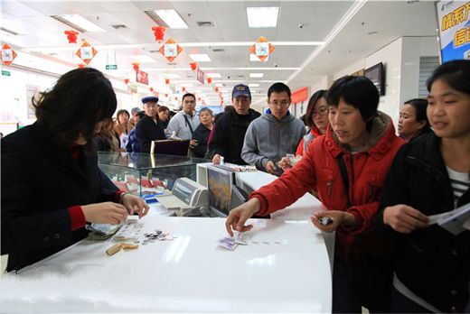 南宁一家邮政网点内，市民在排队购买生肖邮票。