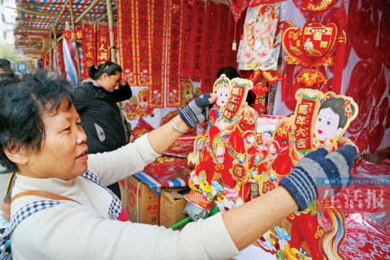 在南宁交易场附近的上海路，市民在选购春节饰品。 记者 周军 摄