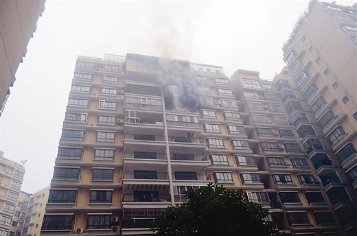 起火地点为一居民楼11楼，浓烟从阳台冲出。