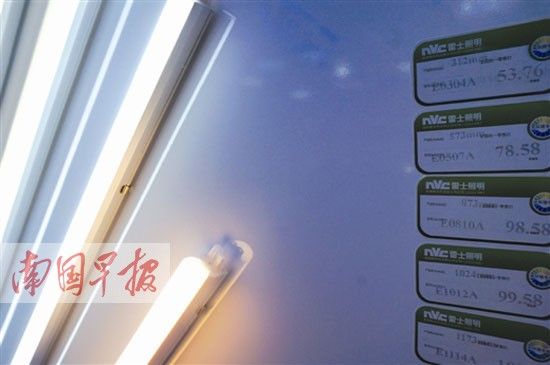 LED灯管类产品从以前的100余元降至几十元(图片内的标价还可打八折)。记者 王光家 摄