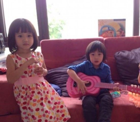 林志颖儿子Kimi为钟丽缇女儿Cayla弹吉他