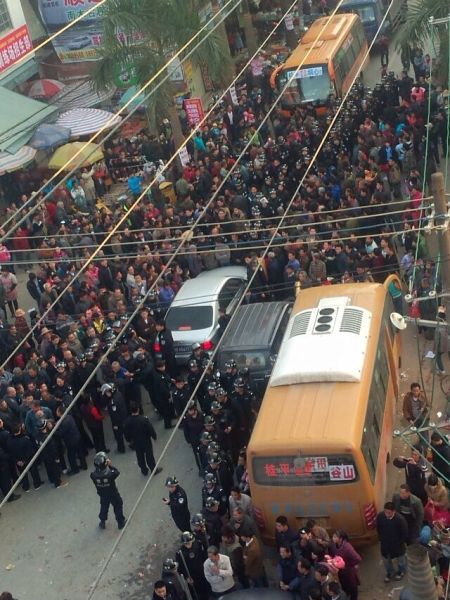 广西桂平市南木镇大量群众聚集堵路抗议公交车停运。（网友供图）