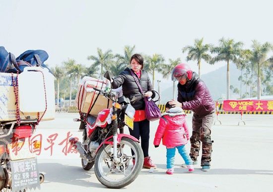 广东境内一休息点，一名小孩不愿再上车，父亲正在安慰她。图片来源：南国早报