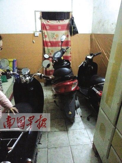 在秀灵路城中村一间民房中，存放着三辆“黑车”。