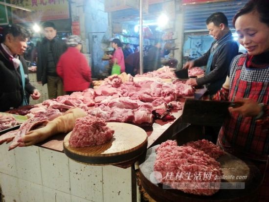节前肉价平稳，乐群菜市一家猪肉摊供应充足。