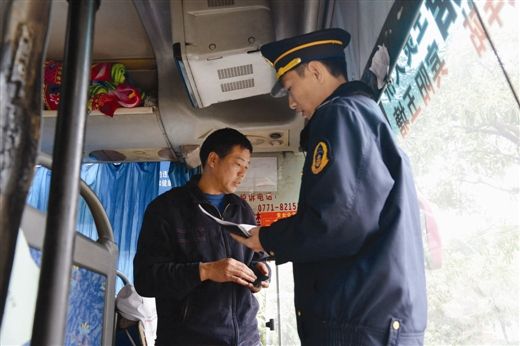 1月29日上午，一辆南宁至黎塘的班车在路边非法揽客，被执法人员现场扣下车辆营运证。 南国早报记者 张孟君 摄