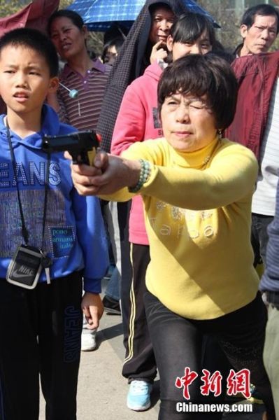 图为广西柳州春节游园会现场，一名女子在射击。朱柳融 摄