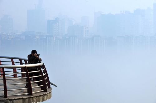 柳州市民在拍摄平流雾风景