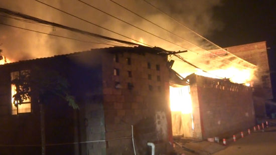 西津村家具仓库燃起大火。