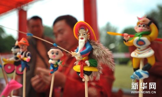 图为南宁市人民公园第三届春节庙会上，一名民间艺人在制作面人作品。