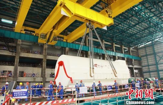 资料图：2013年3月1日，中国西部少数民族地区首座核电站广西红沙核电站1号机组发电机定子吊装。　黄穗芳 摄