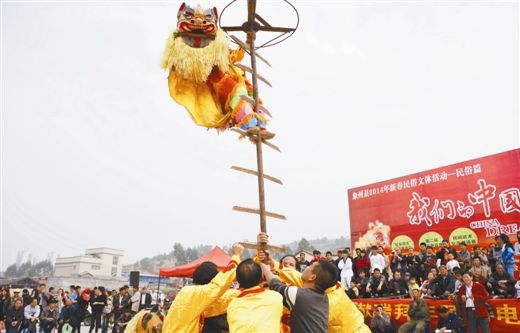 2月4日，广西象州农民舞狮队表演上刀山绝技。