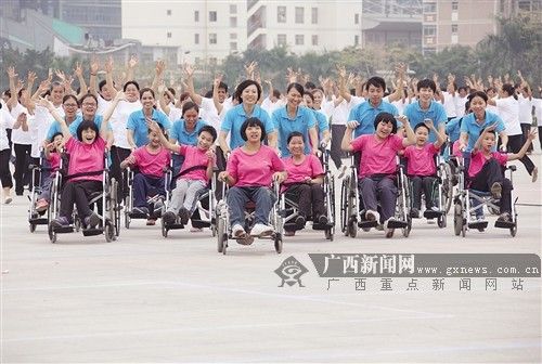 “安琪之家”创办人王芳(中间推车者)与脑瘫患儿们在节目中亮相。