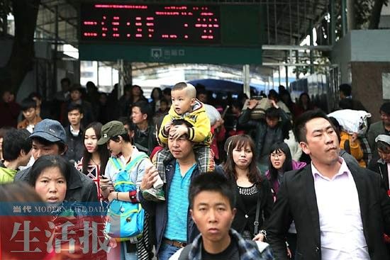 6日，南宁火车站返程旅客出站的情景。记者 周军 摄