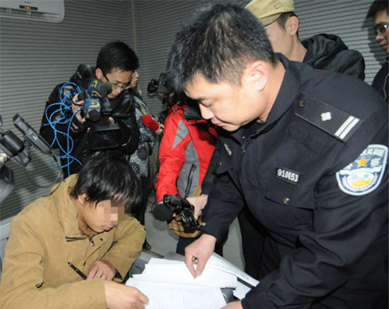 嫌疑人冯某接受办案交警调查。