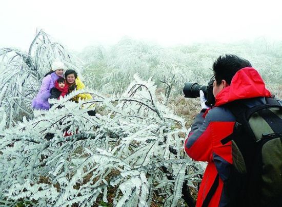 2月9日中午，桂林一些摄友来到全州县东山瑶族乡拍摄雪景。南国早报记者邓振福摄