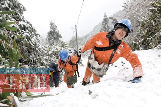 广西电网供电人员爬冰卧雪巡查供电线路（肖劲辉 摄）