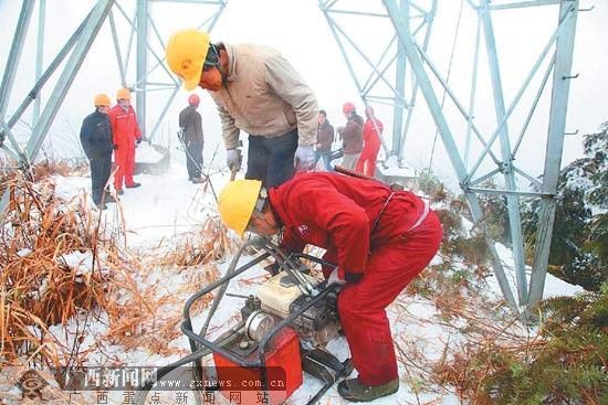 连日来，资源县水利电业有限公司员工冒着严寒抢修输电线路。 蔡庙华 摄