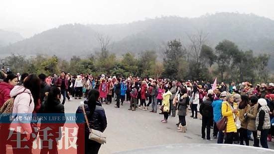 12日下午上千游客滞留在大明山景区大门无法上山(图片由网友“仙人掌”拍摄）