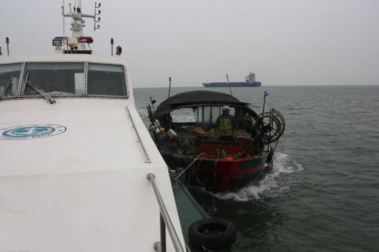 海事部门救援人员将遇险渔民营救回港。陈琦 摄
