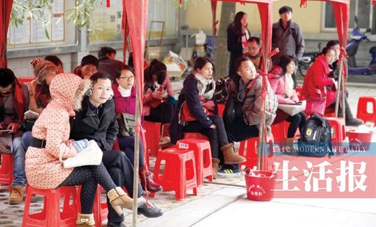 2月14日早上，南宁市青秀区婚姻登记处大厅人数爆满，不少情侣只能坐在门外等候。