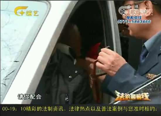 在稽查人员与司机争抢汽车钥匙的过程中，这名稽查人员的手指被划伤。