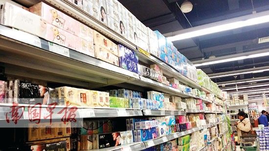 在南宁一家超市，一款不合格品牌纸制品仍在货架上销售。 记者 雷倩倩 摄