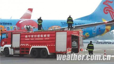 消防人员正用水枪为飞机除冰。刘春元 图
