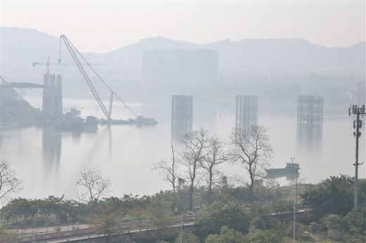邕江英华大桥工地被笼罩在迷雾中。 当代生活报记者 周军摄