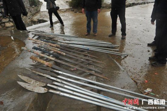 两村村民交出了112把长刀。