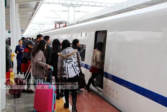 2014年春运，广西高铁受到旅客青睐，许多旅客回家过年首选高铁。广西新闻网记者 杨郑宝摄(资料图)