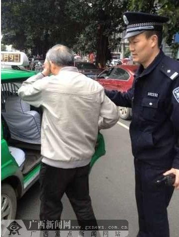 民警送老人乘车回家。 广西新闻网通讯员 高航彦 摄