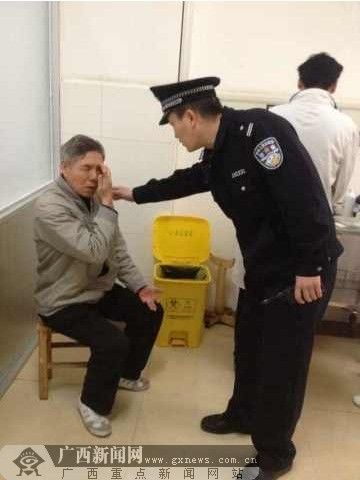 民警在查看受伤老人的伤情。 广西新闻网通讯员 高航彦 摄