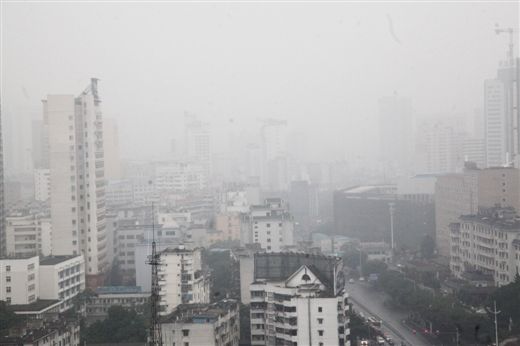 27日下午，南宁市主城区出现了雨雾天气。 当代生活报记者 何学俏 摄