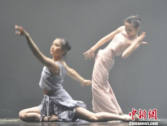 图为台北艺术大学学生在表演舞蹈《太极引导》 林浩 摄