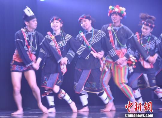 图为台北艺术大学学生身着民族服饰表演 林浩 摄