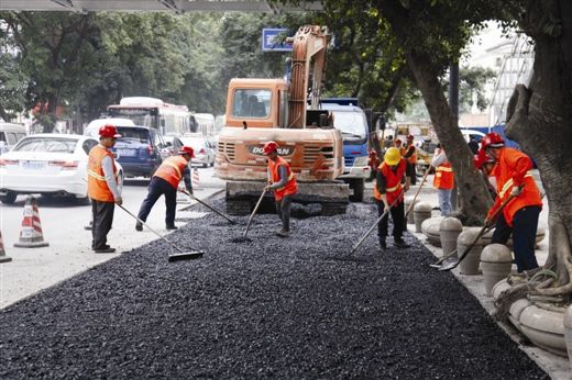 　3月1日，市政工人在朝阳路进行路面维修。生活报记者 徐天保 摄